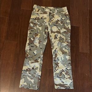 KUIU Camouflage Hunting Pants - size 34. Like new condition